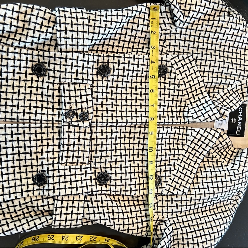 CHANEL Black and White Patterned Blazer - Picture 7 of 13